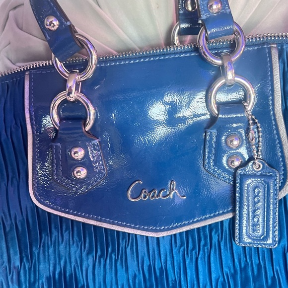 🎁COACH-BEAUTIFUL HAND BAG NEW🎁THIS COLOR IS AMAZING. NWT 🎁 - Picture 4 of 13
